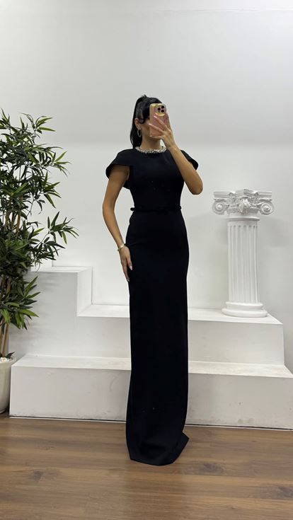Schwarzes Abendkleid mit Stehkragen, modernem Schnitt und besonderem Design